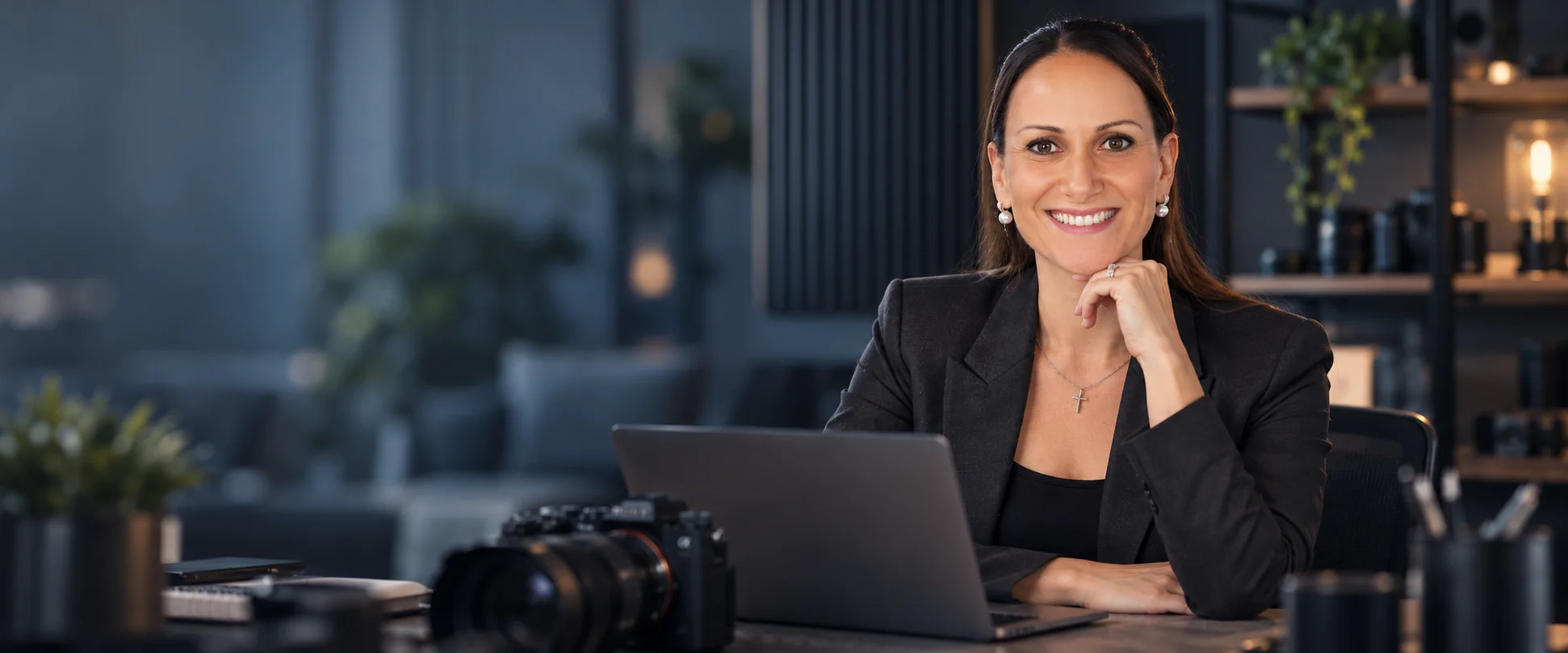 Daniela Isik am Laptop in ihrem Studio